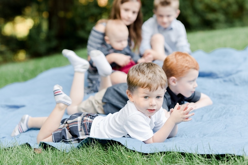 Kids laying on blanket family photographer